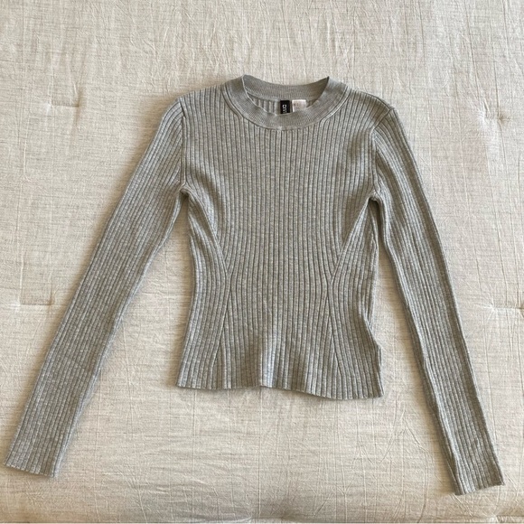 H&M Tops - H&M Divided Gray Ribbed Long Sleeve Crop Top Small